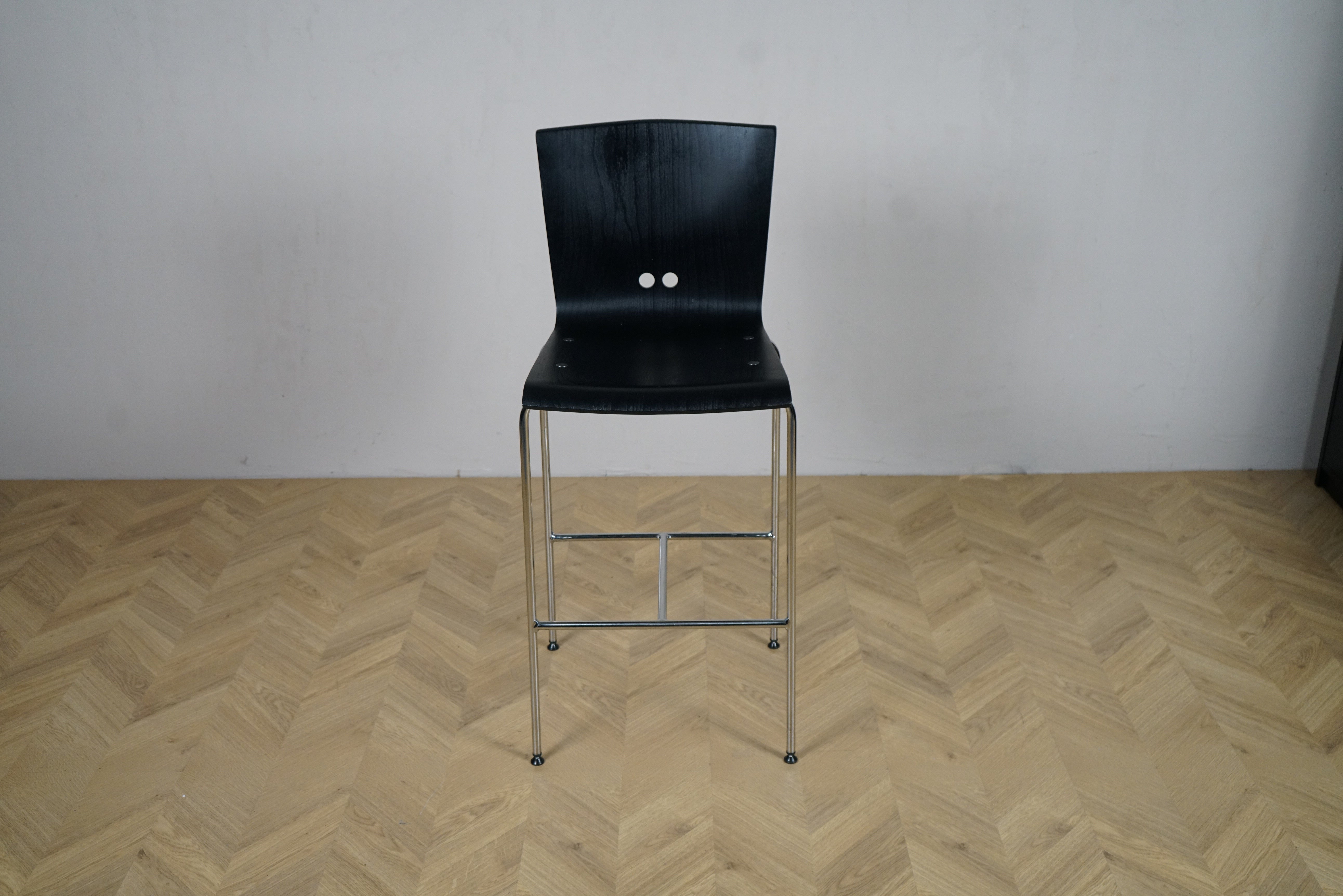 Rumas barstol højstol i sort med krom stel – frontvisning, siddehøjde 75 cm